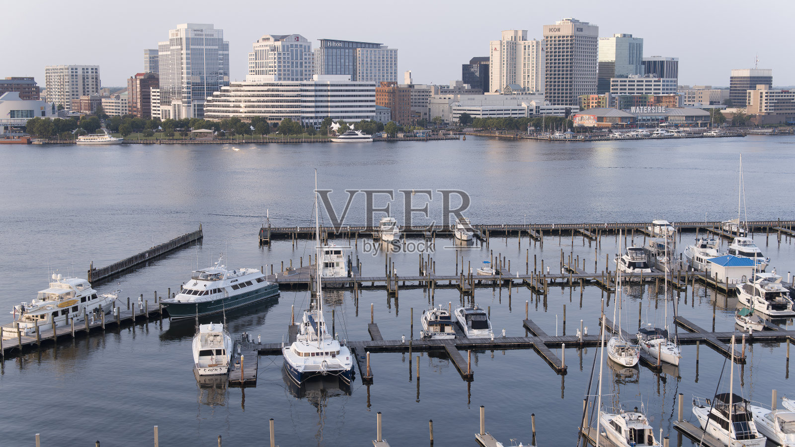 沿海港口，游艇和船只映衬着城市的天际线。夕阳下的伊丽莎白河港口在朴茨茅斯，弗吉尼亚州照片摄影图片
