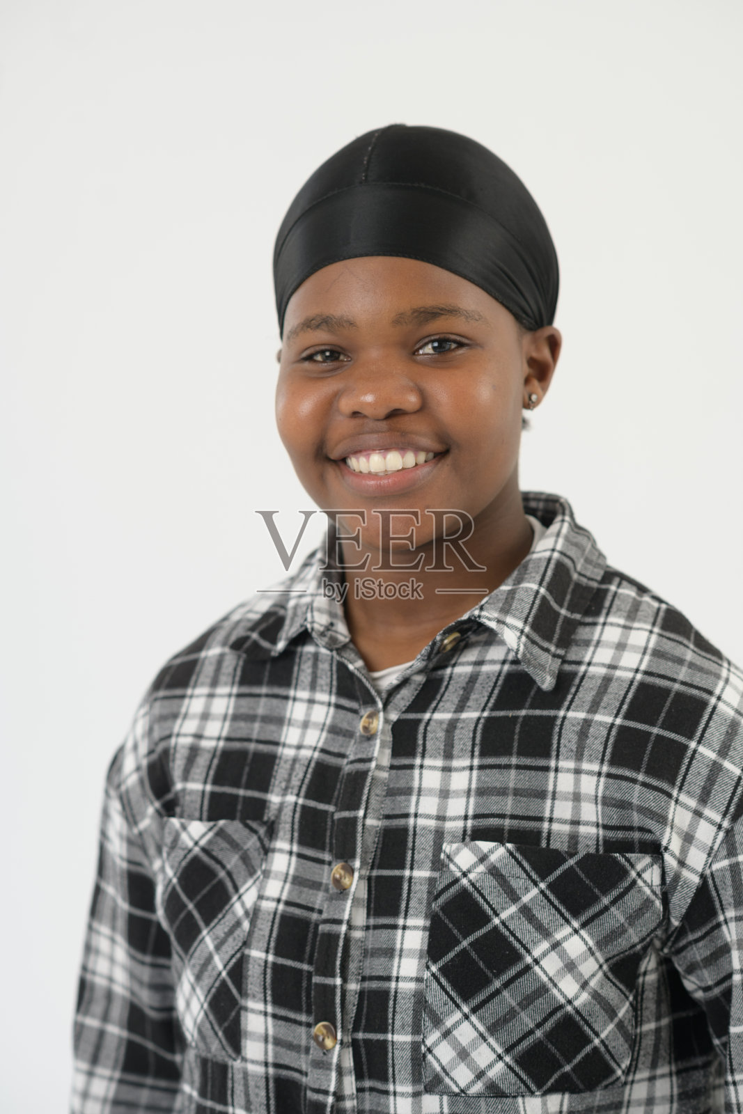 戴头巾的年轻非洲妇女微笑的工作室肖像照片摄影图片