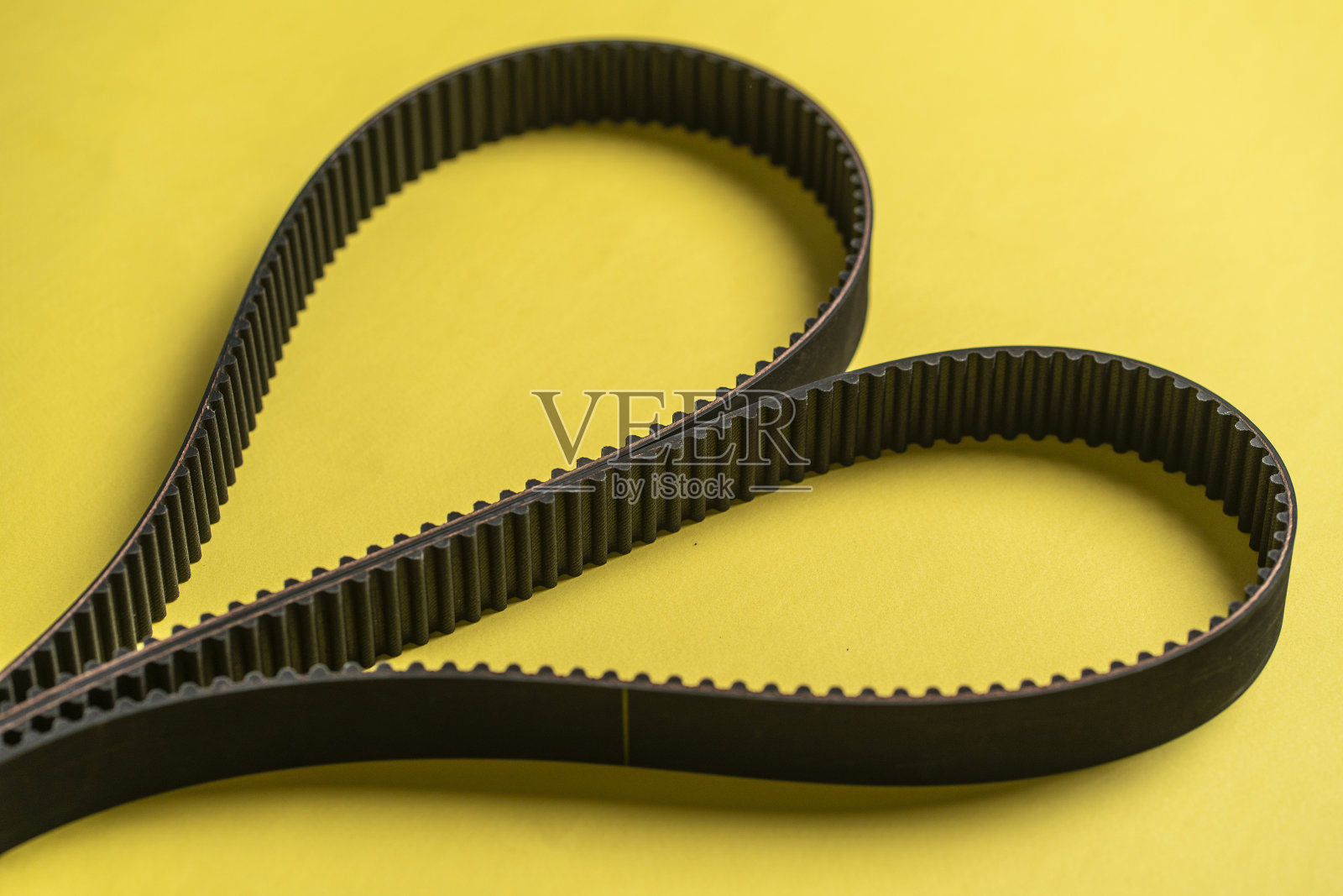 新零件供汽车维修，黑色发动机正时皮带上表照片摄影图片