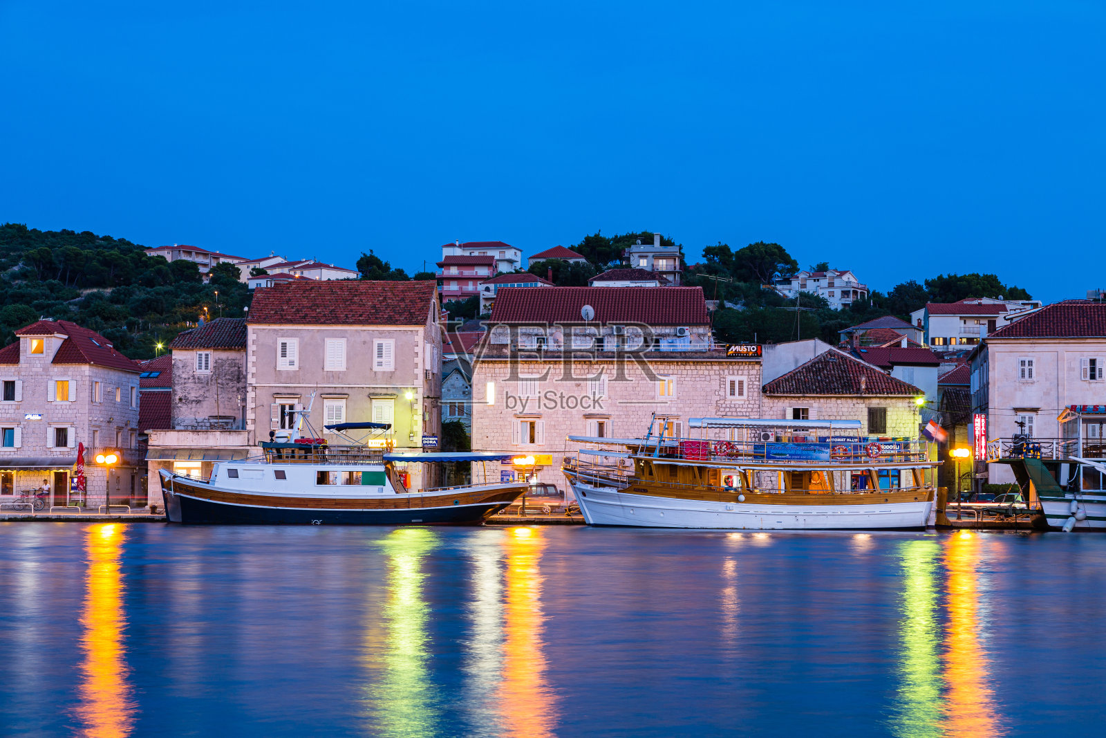 从克罗地亚Trogir老城看到的对岸夜景照片摄影图片