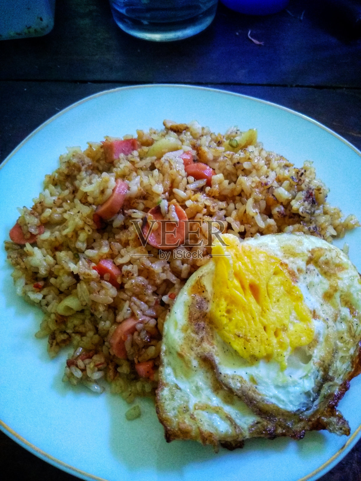 炒饭配香肠和煎蛋照片摄影图片