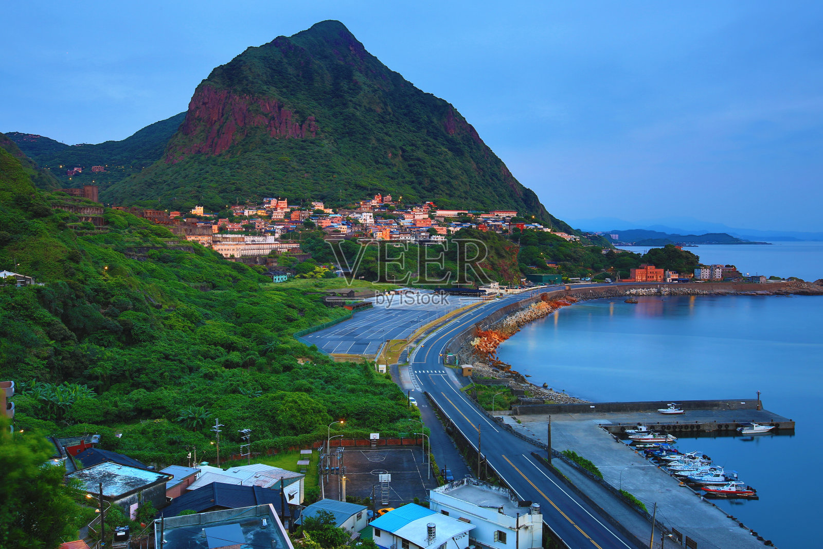 广角海景与渔港和公路照片摄影图片