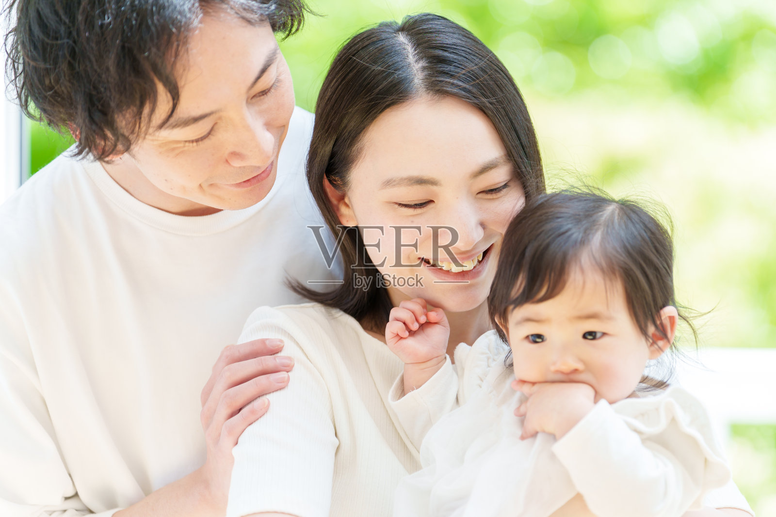 年轻父母带着孩子放松的照片照片摄影图片