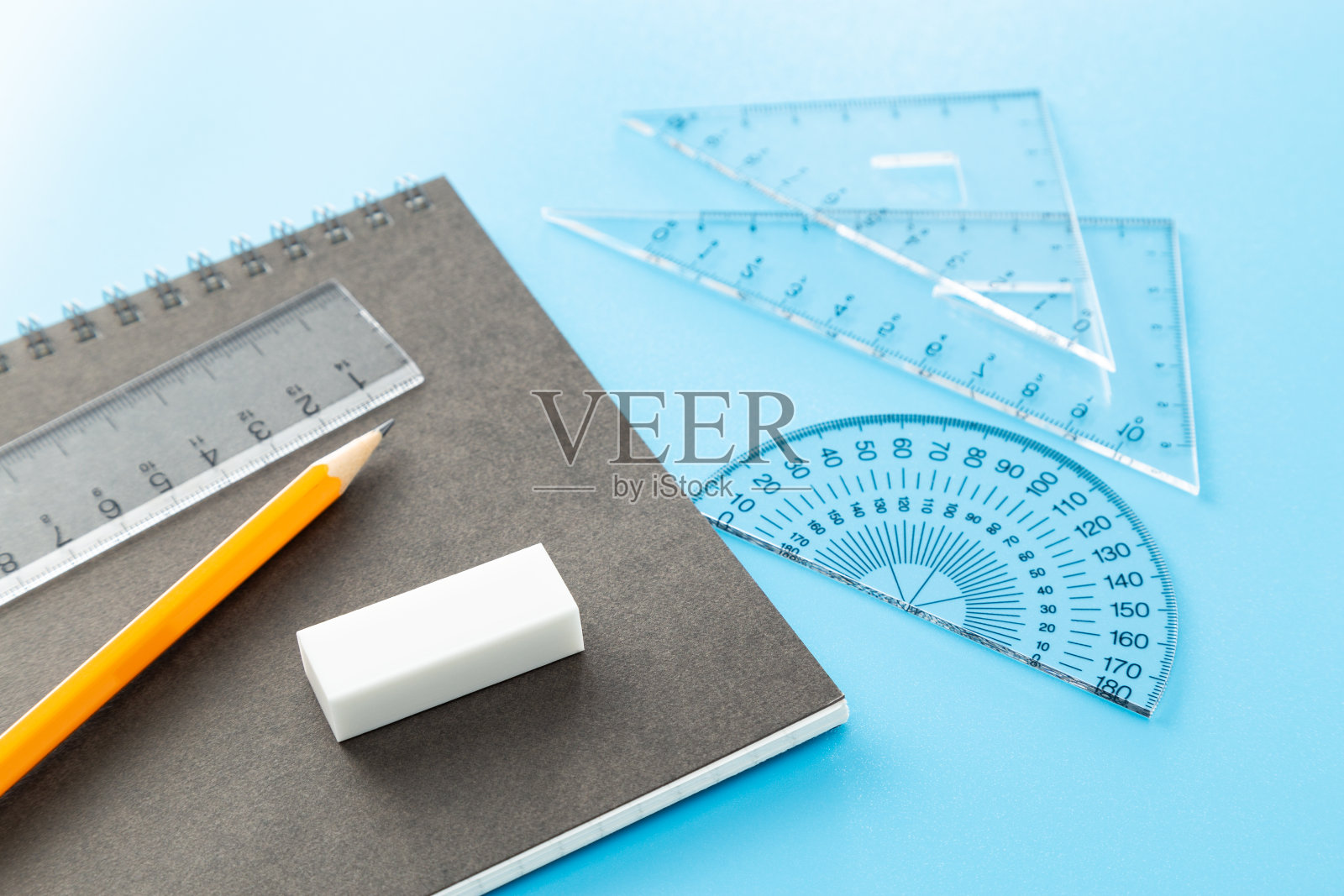 蓝色背景的文具。照片摄影图片