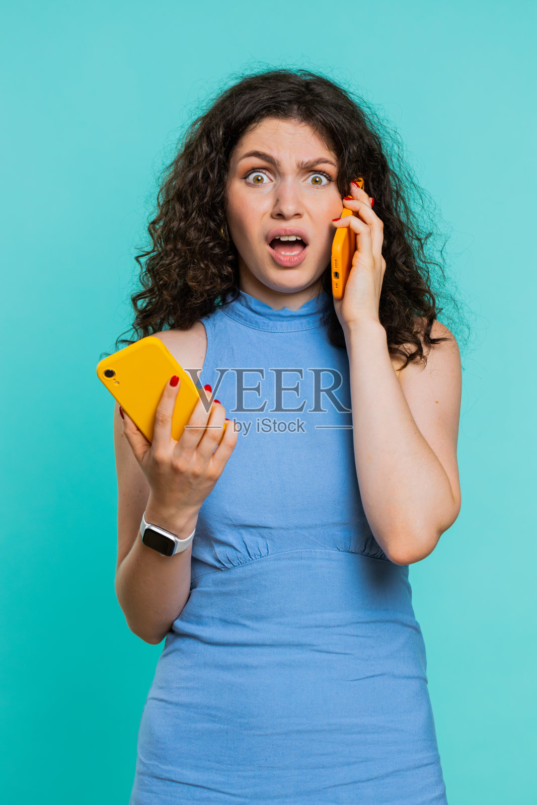 有压力的女商人用两部手机交谈照片摄影图片