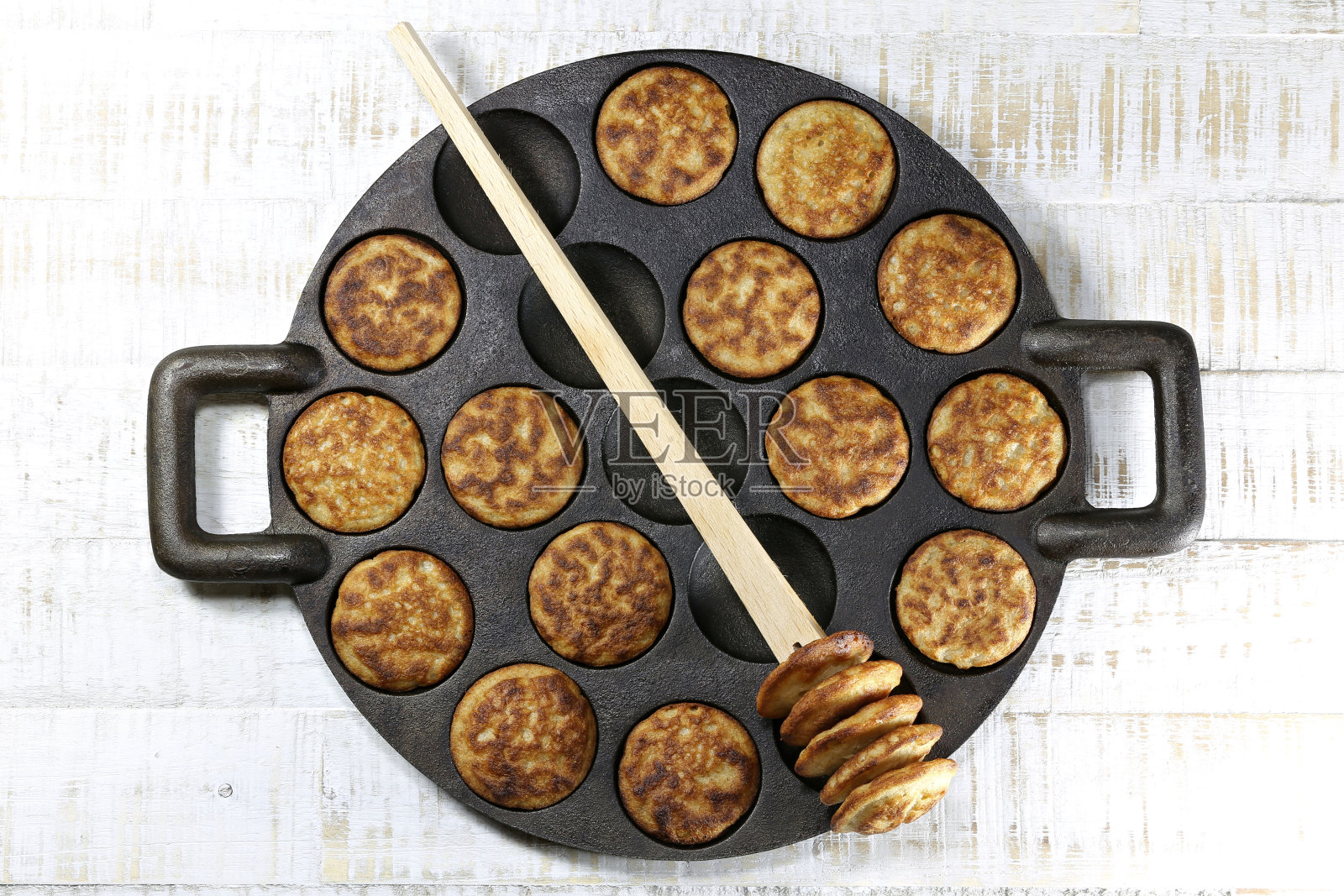 用传统的铸铁锅烤制的自制荷兰布丁照片摄影图片