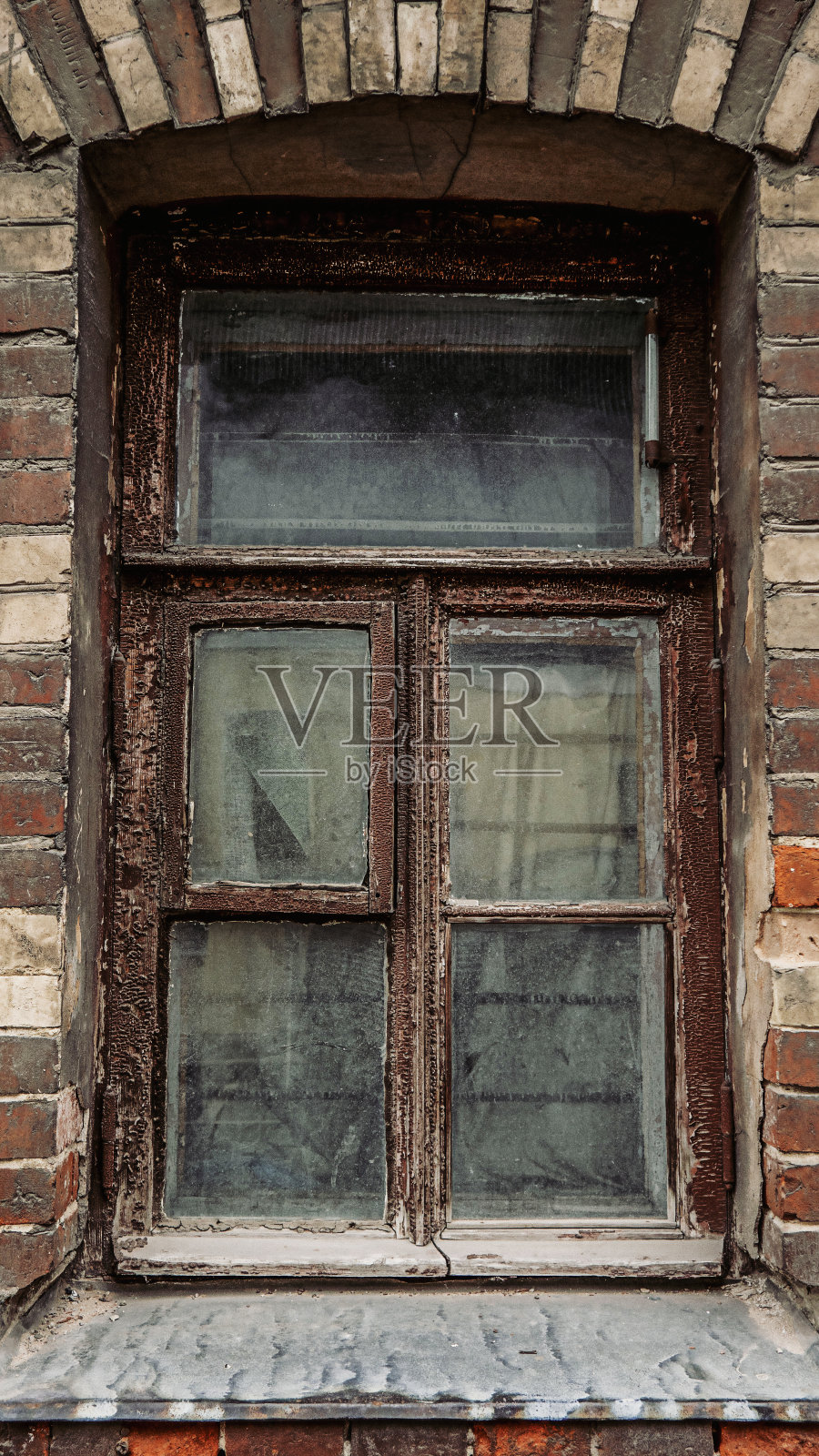 一堵旧砖墙和一扇旧窗户的景色。照片摄影图片