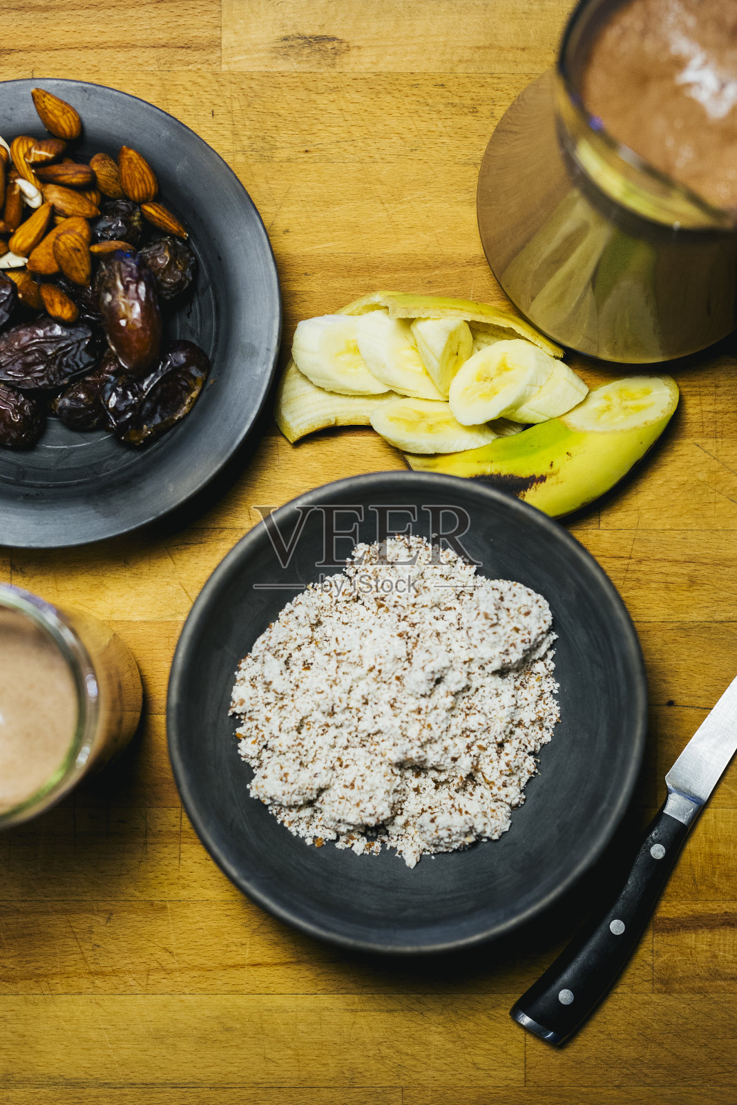 木桌上摆放着不同种类的蔬菜照片摄影图片