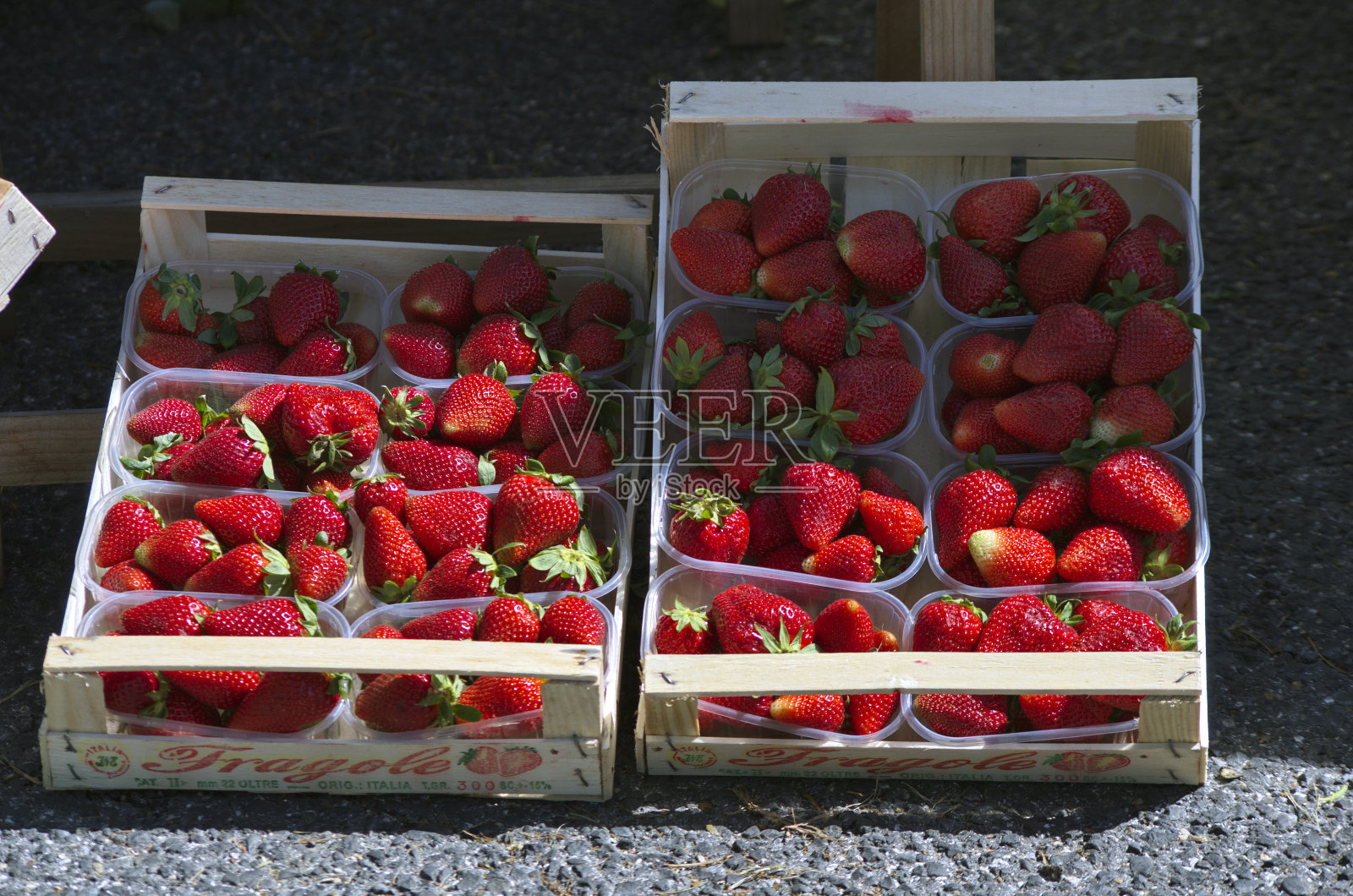 看到两箱草莓照片摄影图片
