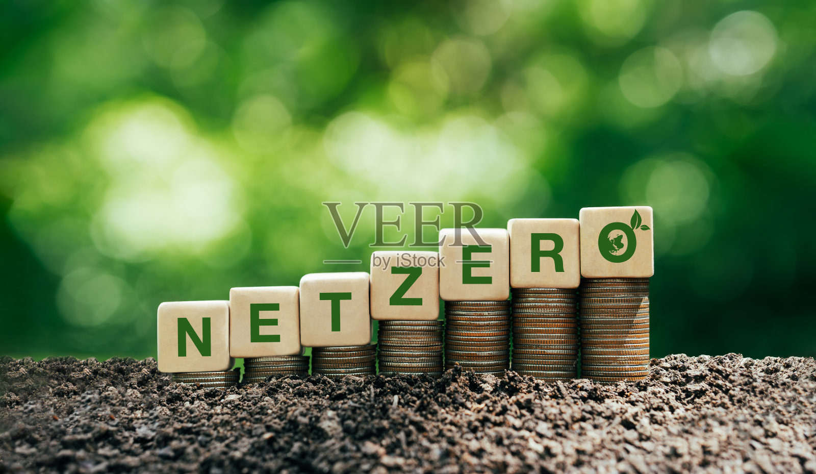 净零和碳中和概念净零排放目标天气中性长期战略。用一堆硬币在木块上刻上零字。净零投资概念，可持续组织发展考虑环境照片摄影图片