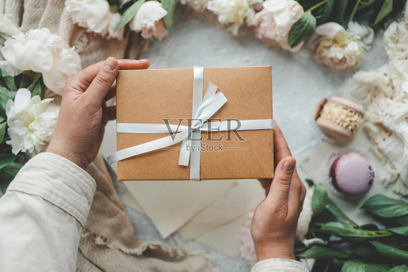 礼盒在手，节日音乐会照片摄影图片