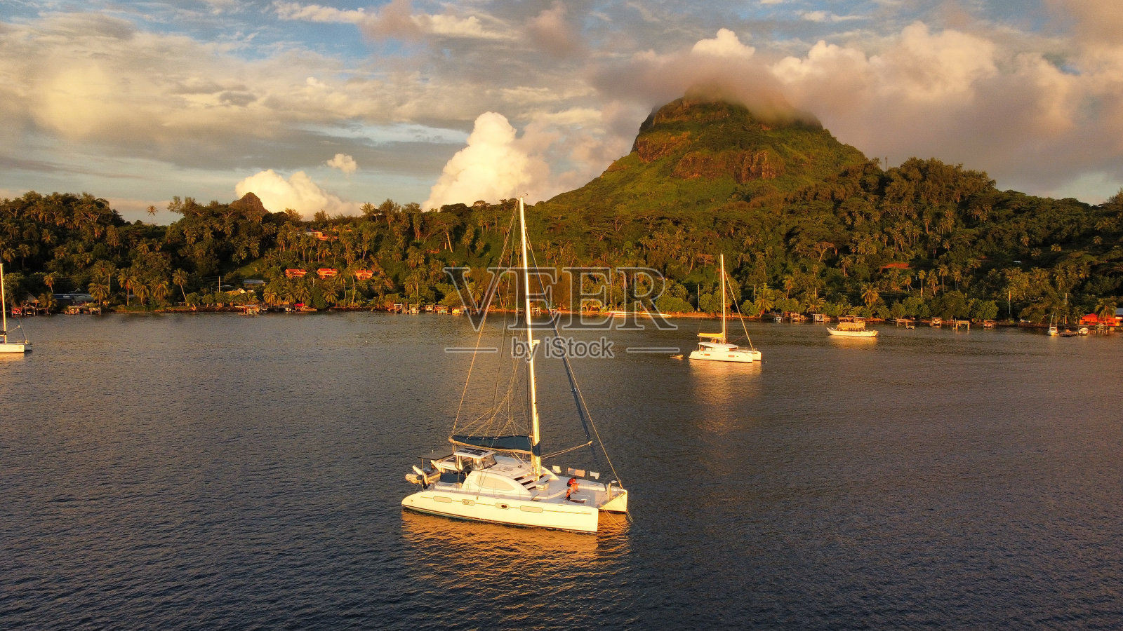 俯瞰美丽的波拉波拉环礁上的Otemanu山;法属波利尼西亚照片摄影图片