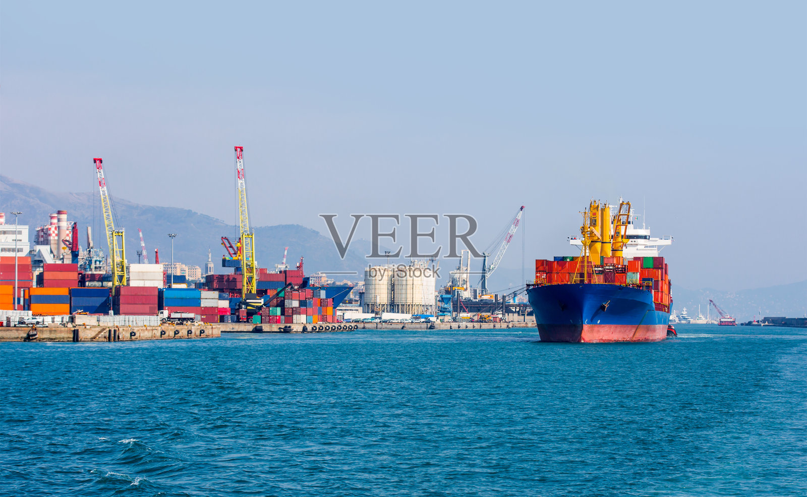 旧城港口的景色。热那亚港是意大利最繁忙的港口，也是地中海地区最重要的港口之一照片摄影图片