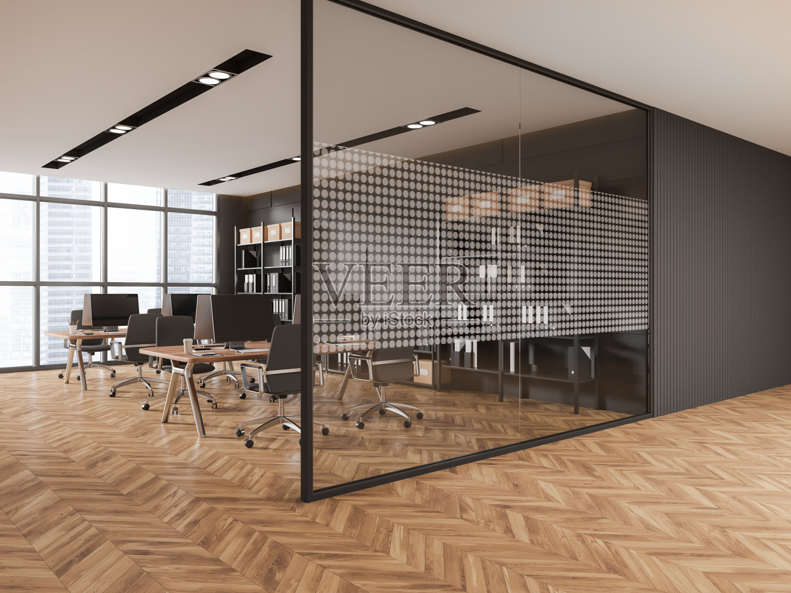 协同工作室内与办公桌和货架后面的玻璃隔板，窗户照片摄影图片