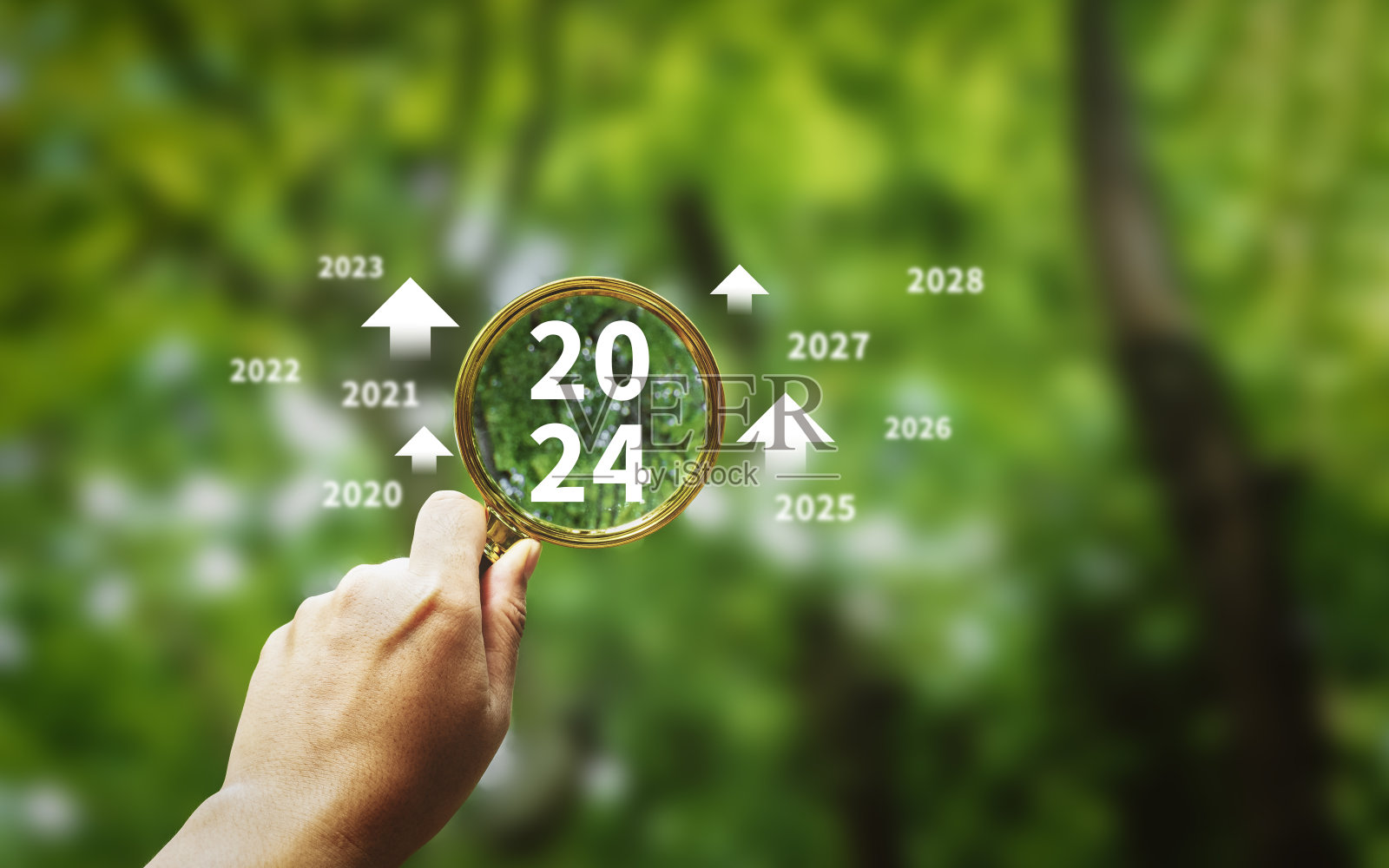 放大镜带有2024的图标，新年伊始的经营理念关注环境和组织的经营目标等。照片摄影图片
