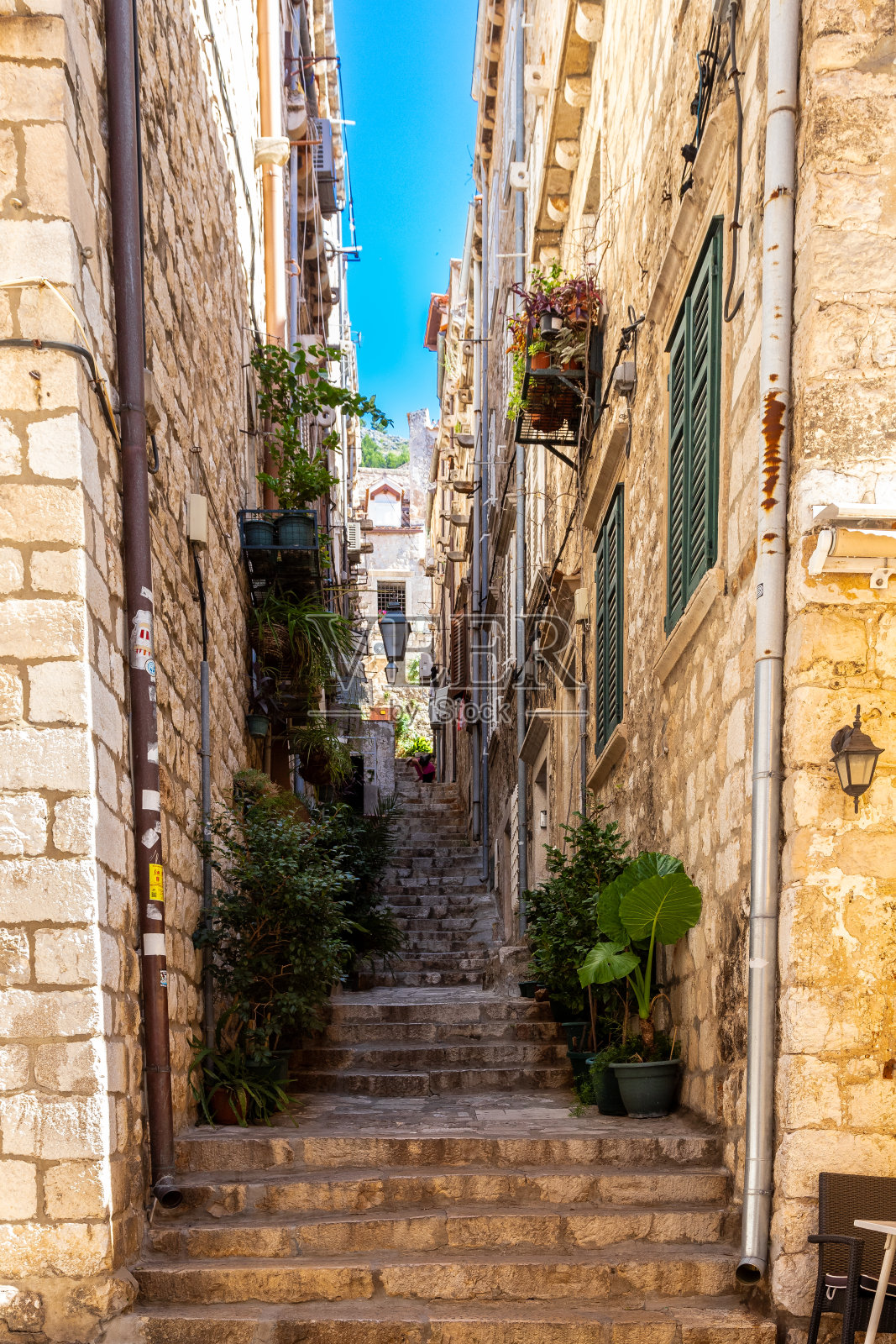 联合国教科文组织世界遗产杜布罗夫尼克古城，从加固的城墙上俯瞰红色屋顶、狭窄的街道和亚得里亚海的壮观景色。照片摄影图片