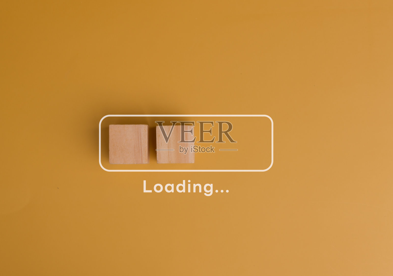 木质立方体块与加载杆进度概念。黄色背景下的经营理念进展计划战略概念。照片摄影图片