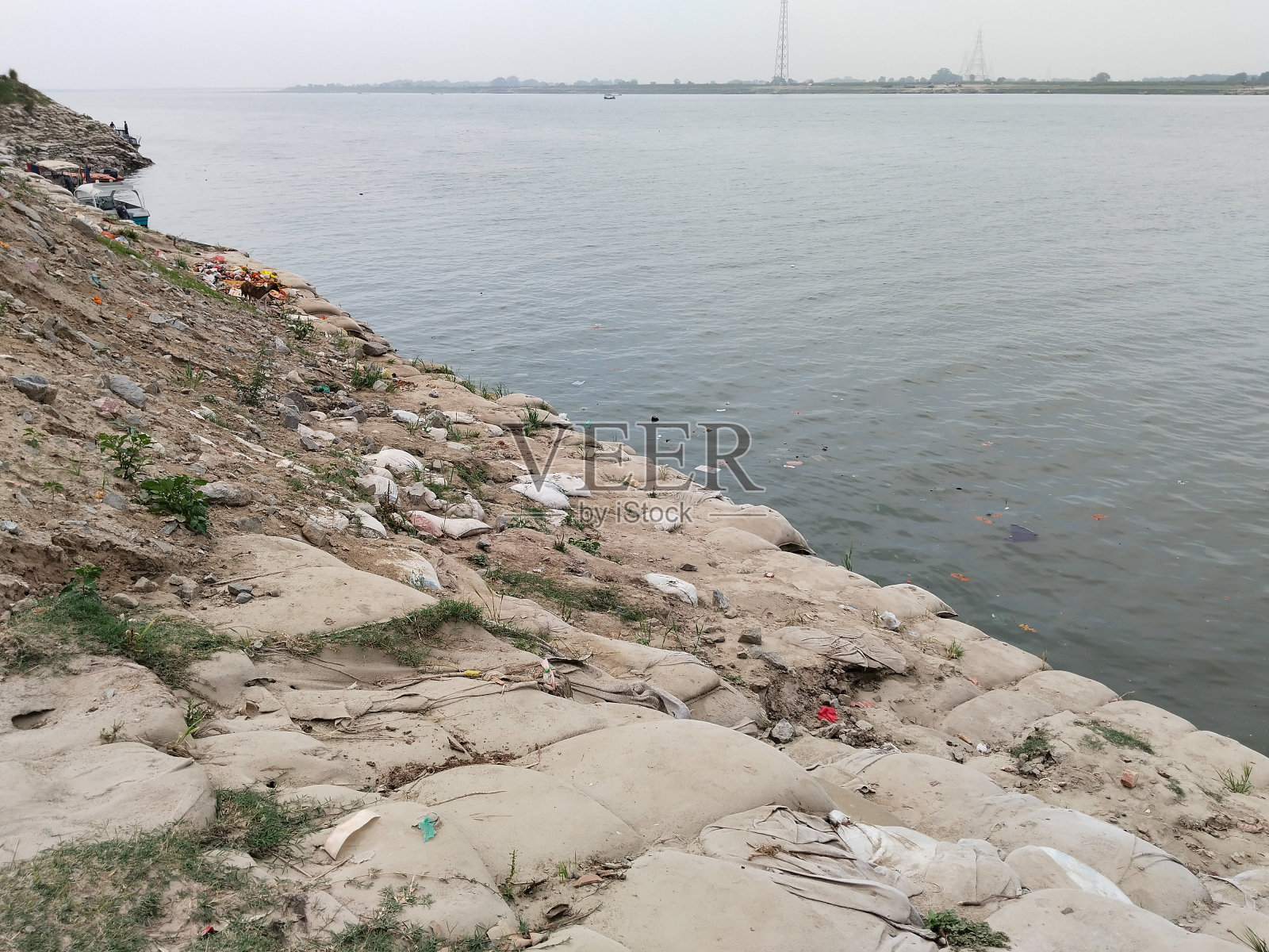 有沙袋的恒河。沙袋用于与泥沙有关的灾害。将沙子放入可弯曲的集装箱袋中。把沙子放在一个大袋子里照片摄影图片