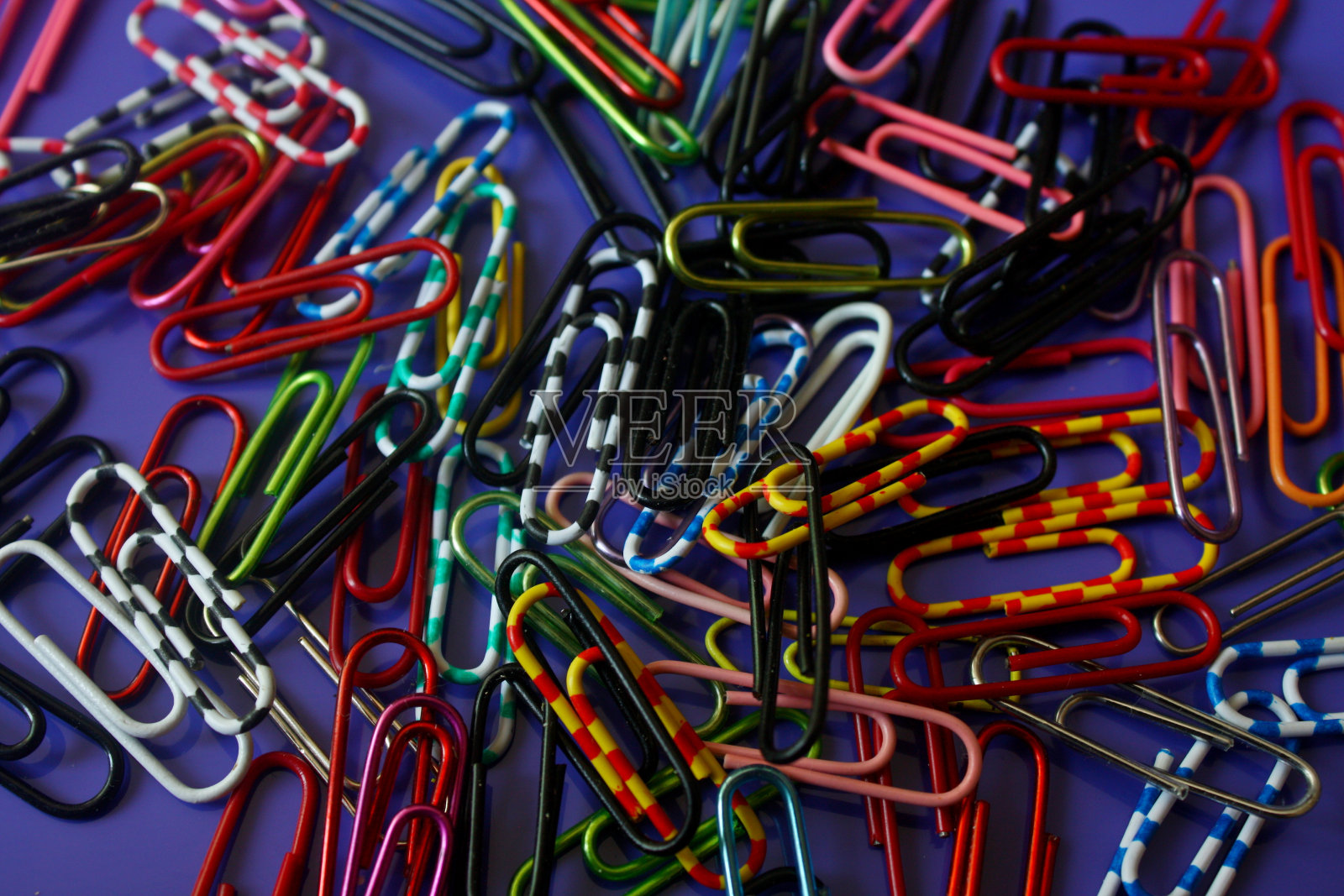 五颜六色的回形针照片摄影图片