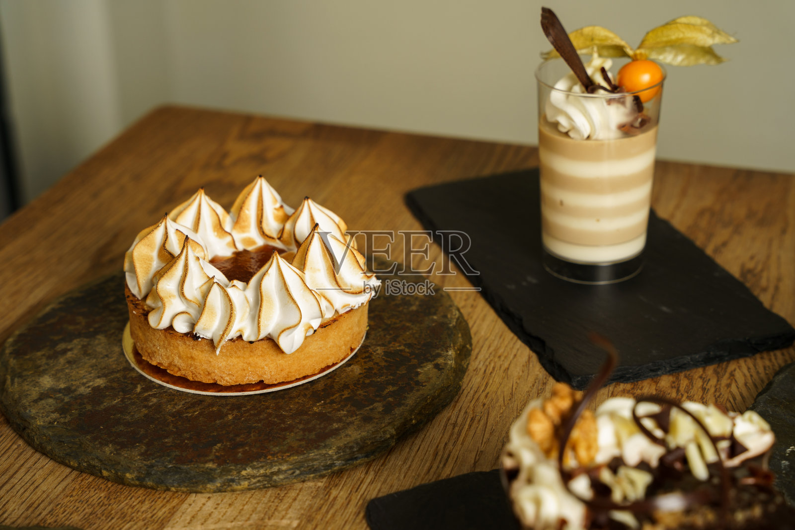 木桌上摆放着各式各样的甜点照片摄影图片