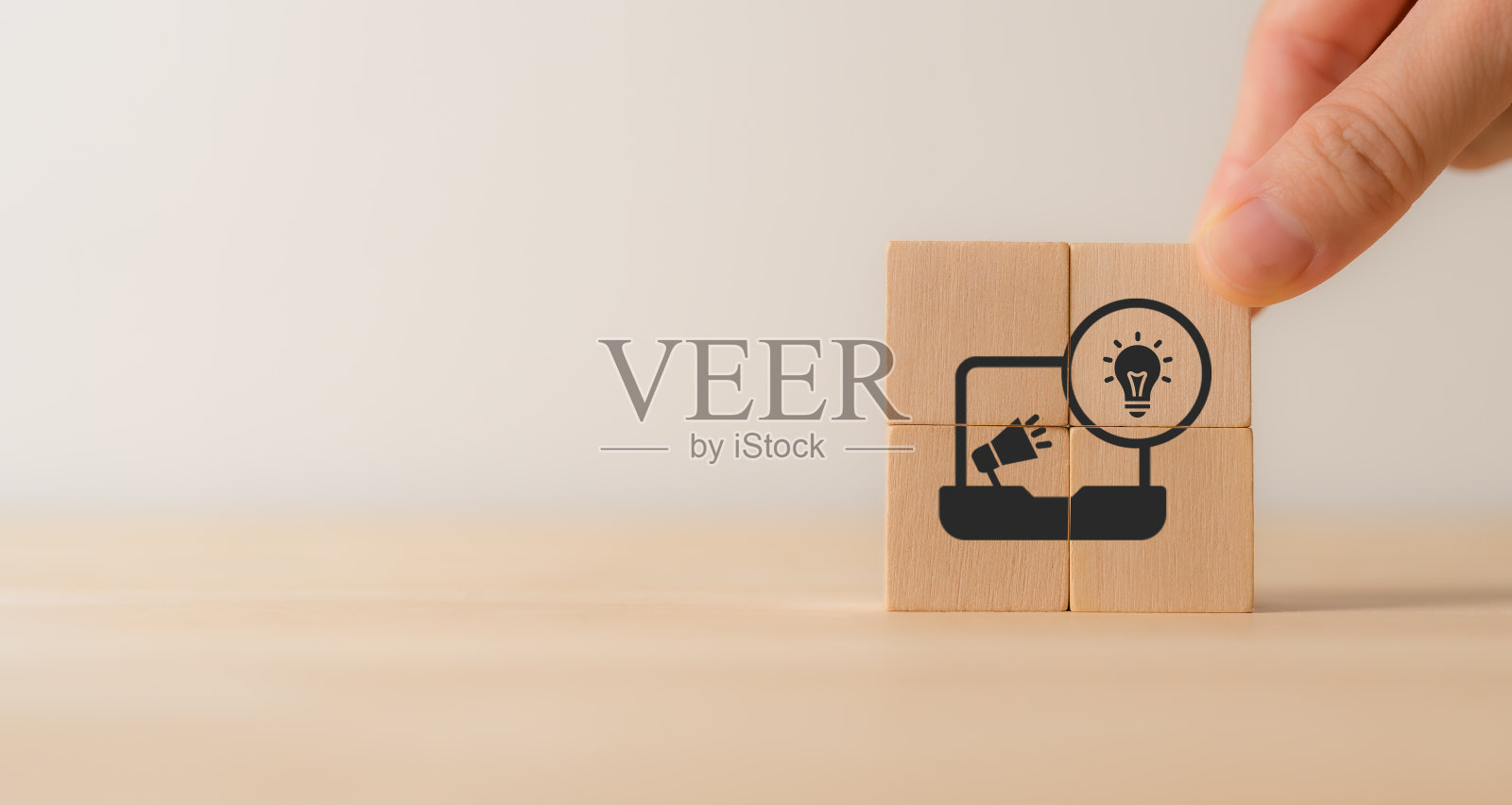 创意营销理念。利用技术、数据分析和客户洞察来创建创新的活动，吸引受众，提高投资回报率。木制立方体块与创意营销图标。照片摄影图片