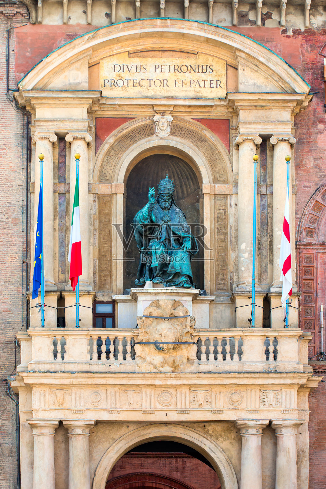 博洛尼亚阿库西奥宫的博洛尼亚教皇铜像照片摄影图片