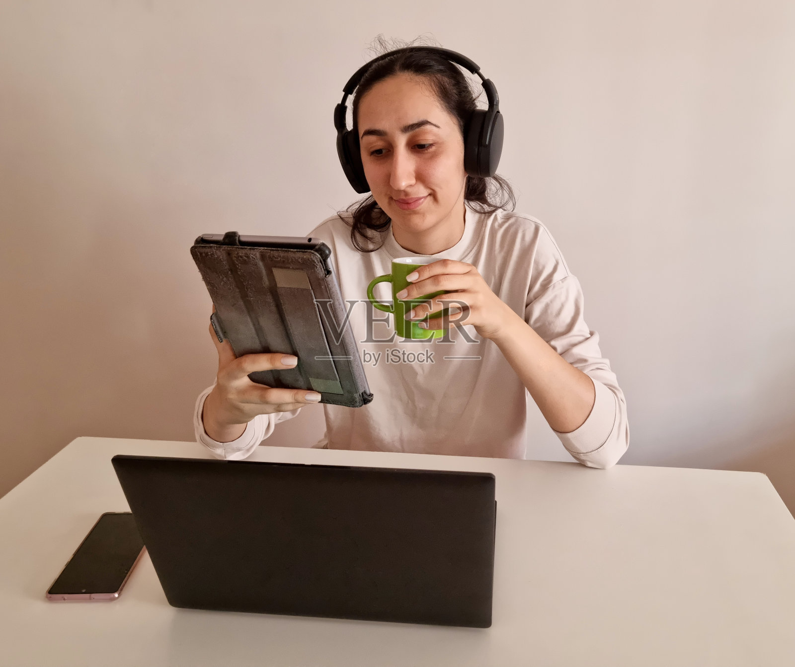 坐在咖啡桌旁使用笔记本电脑的女人照片摄影图片