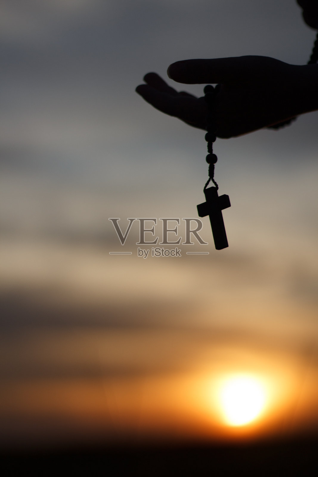 日落时的黑色念珠照片摄影图片