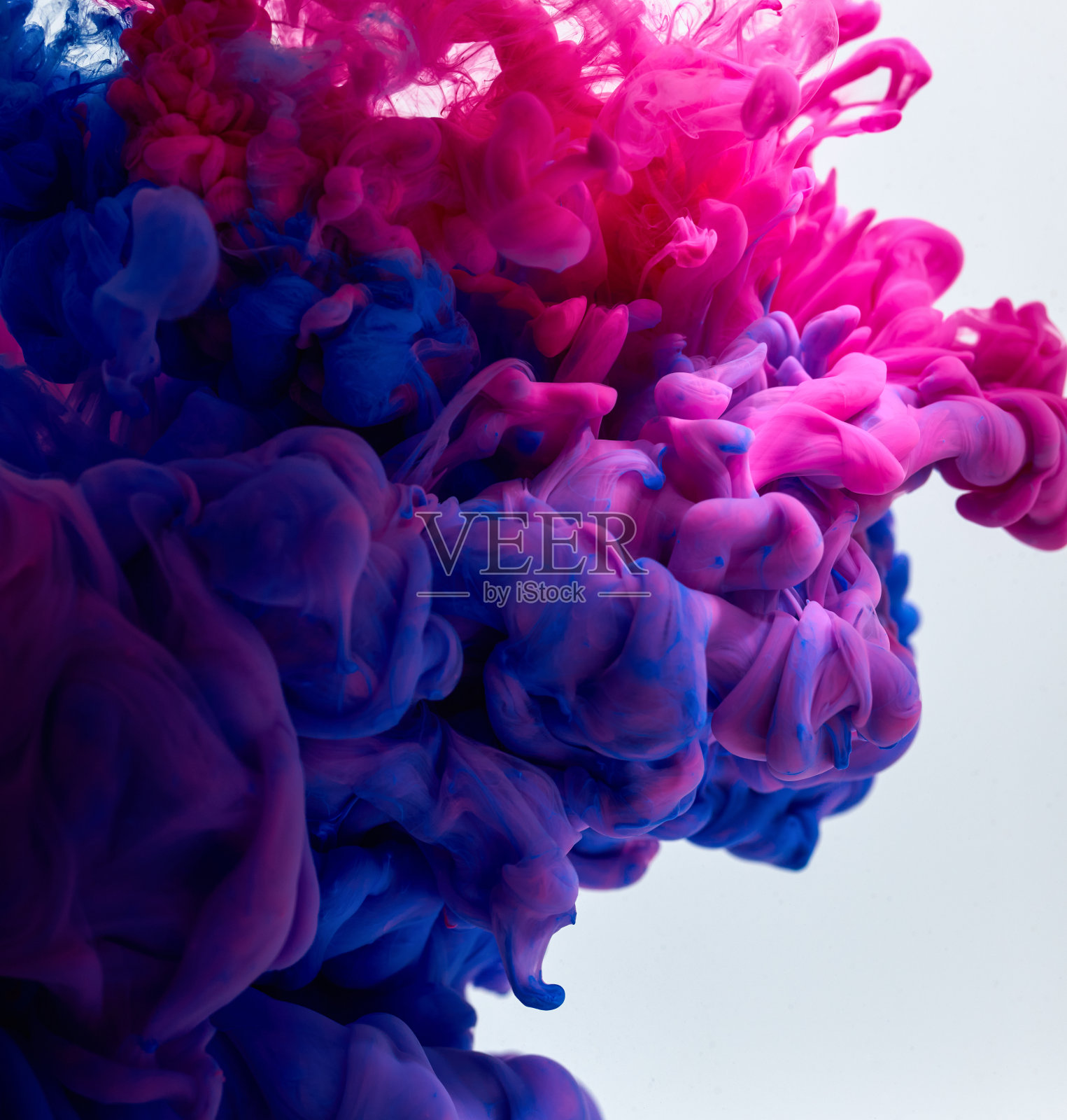 在灰色背景上溅起的颜料照片摄影图片