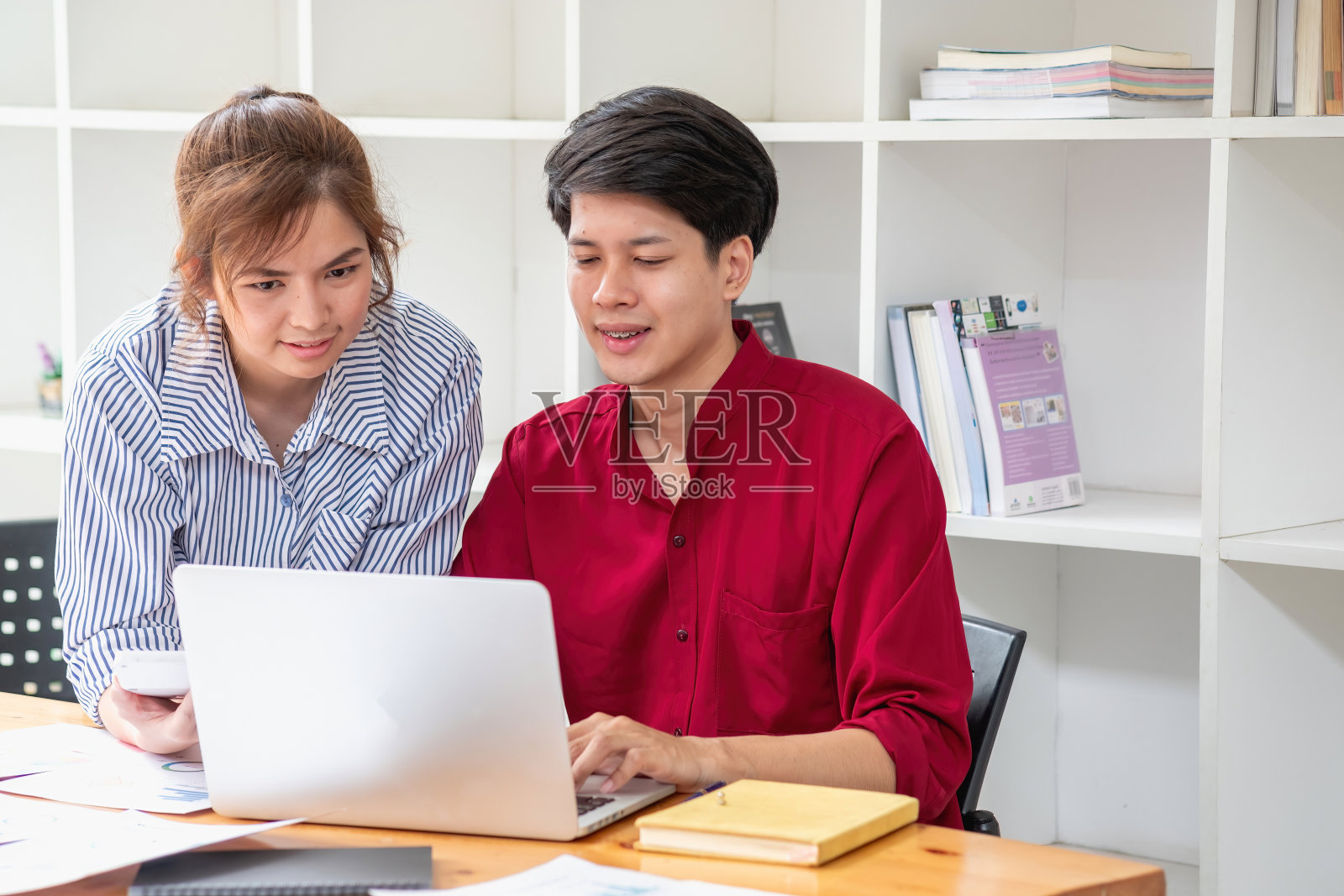 市场营销，财务，会计，计划，商业女性团队用图表统计分析公司的结果和利润。用笔记本电脑和计算器计算公司的余额。照片摄影图片