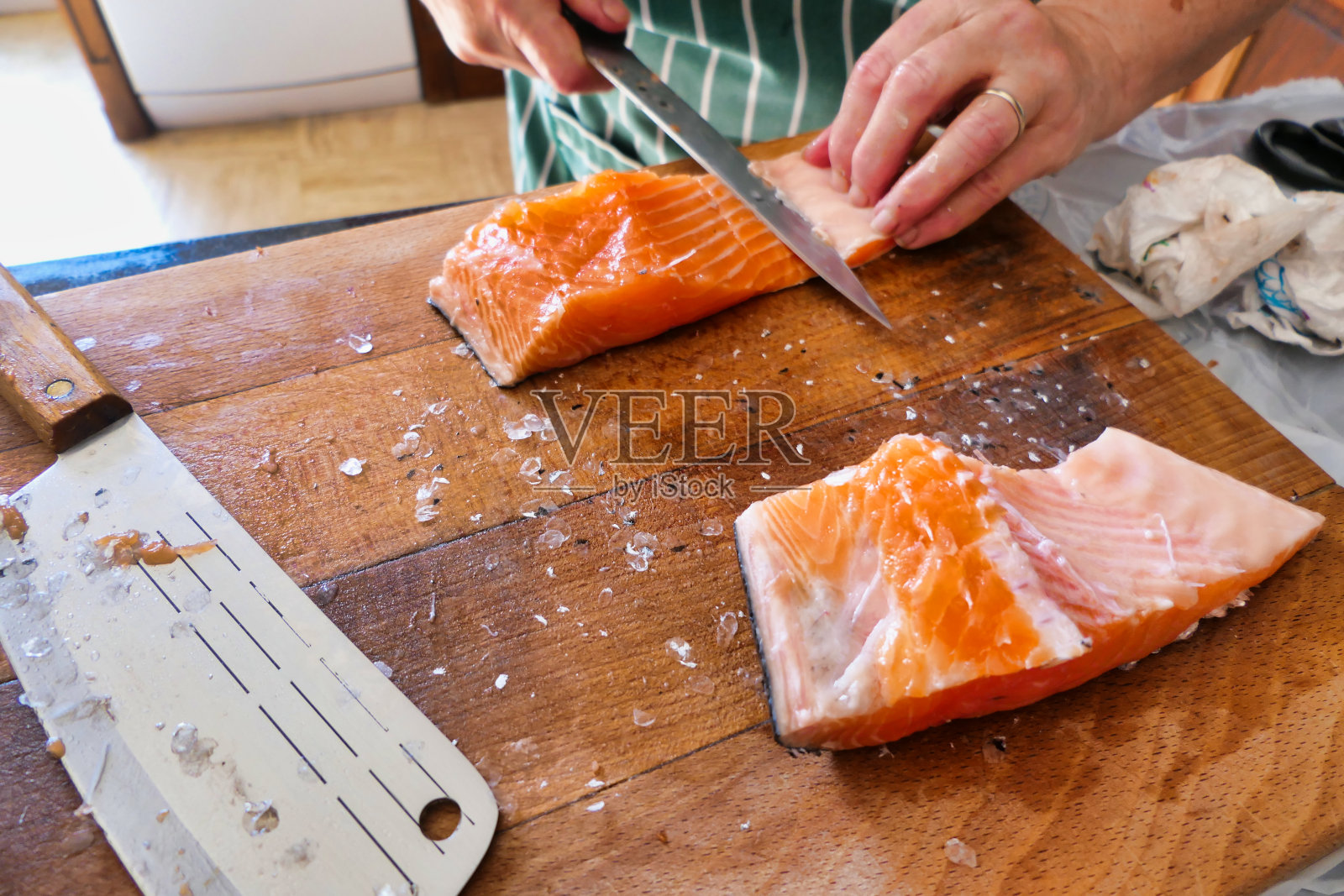 切新鲜鲑鱼的鱼片照片摄影图片