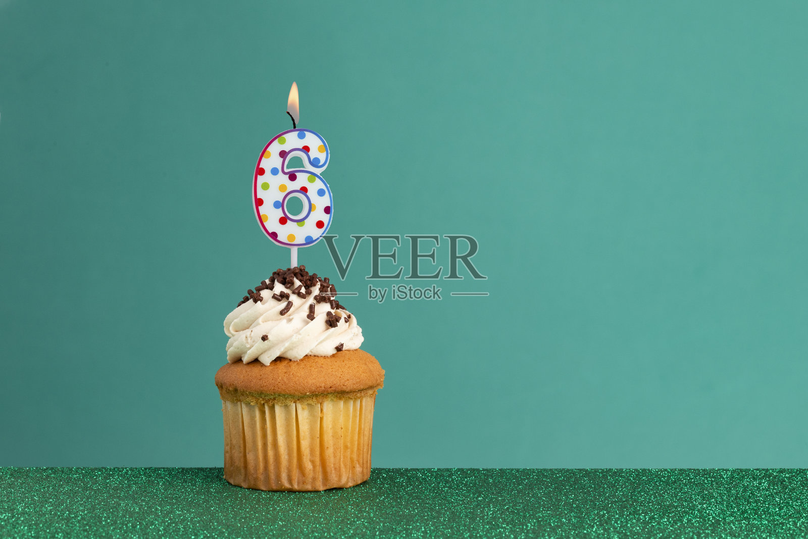 绿色背景上的生日蜡烛
亮绿色的生日纸杯蛋糕照片摄影图片