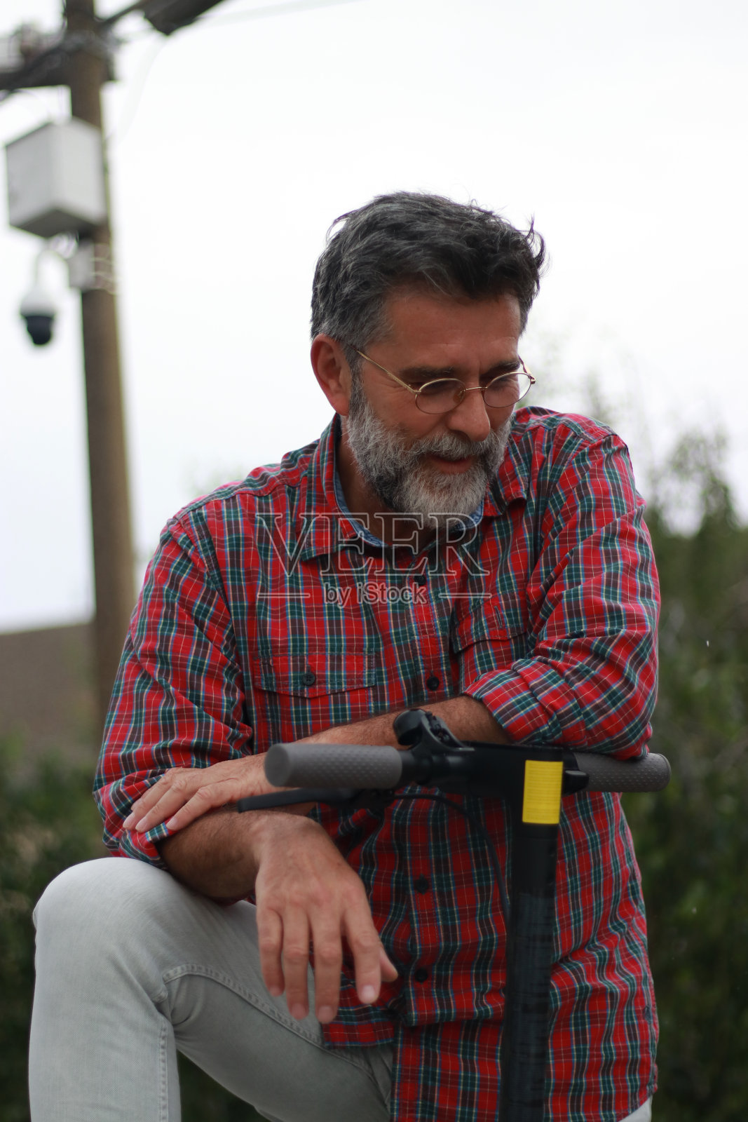 快乐的老人在城市公园租用自行车。照片摄影图片