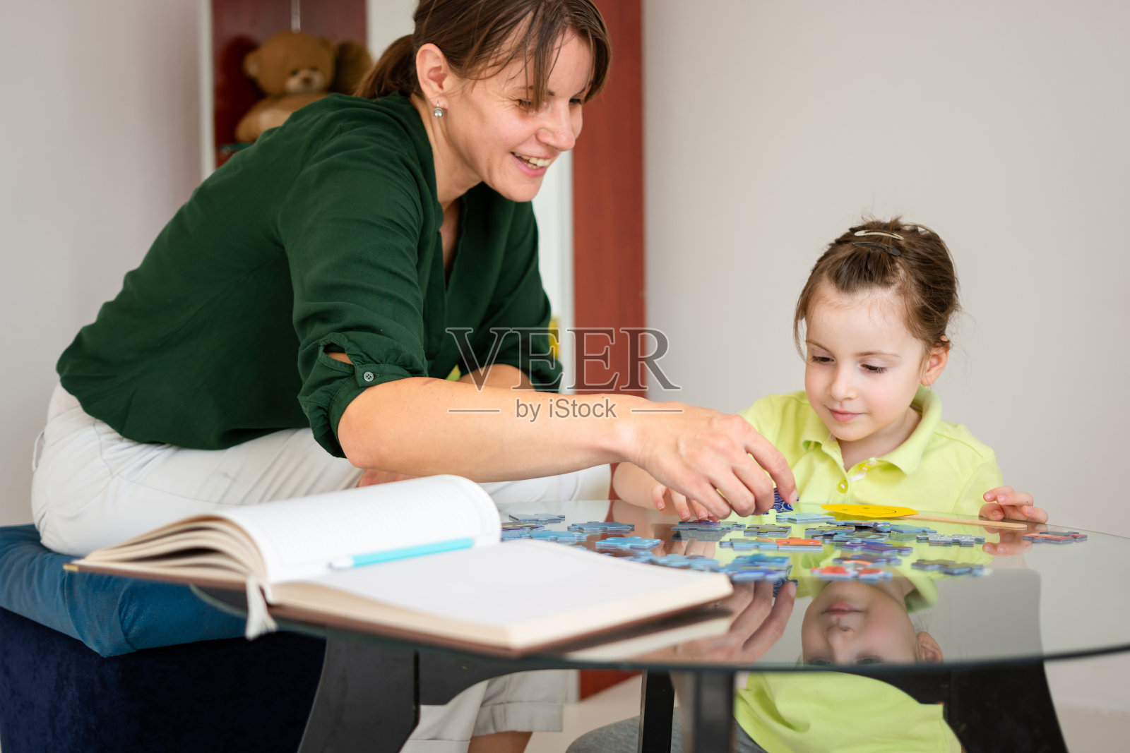 在儿童心理学家办公室的女孩照片摄影图片