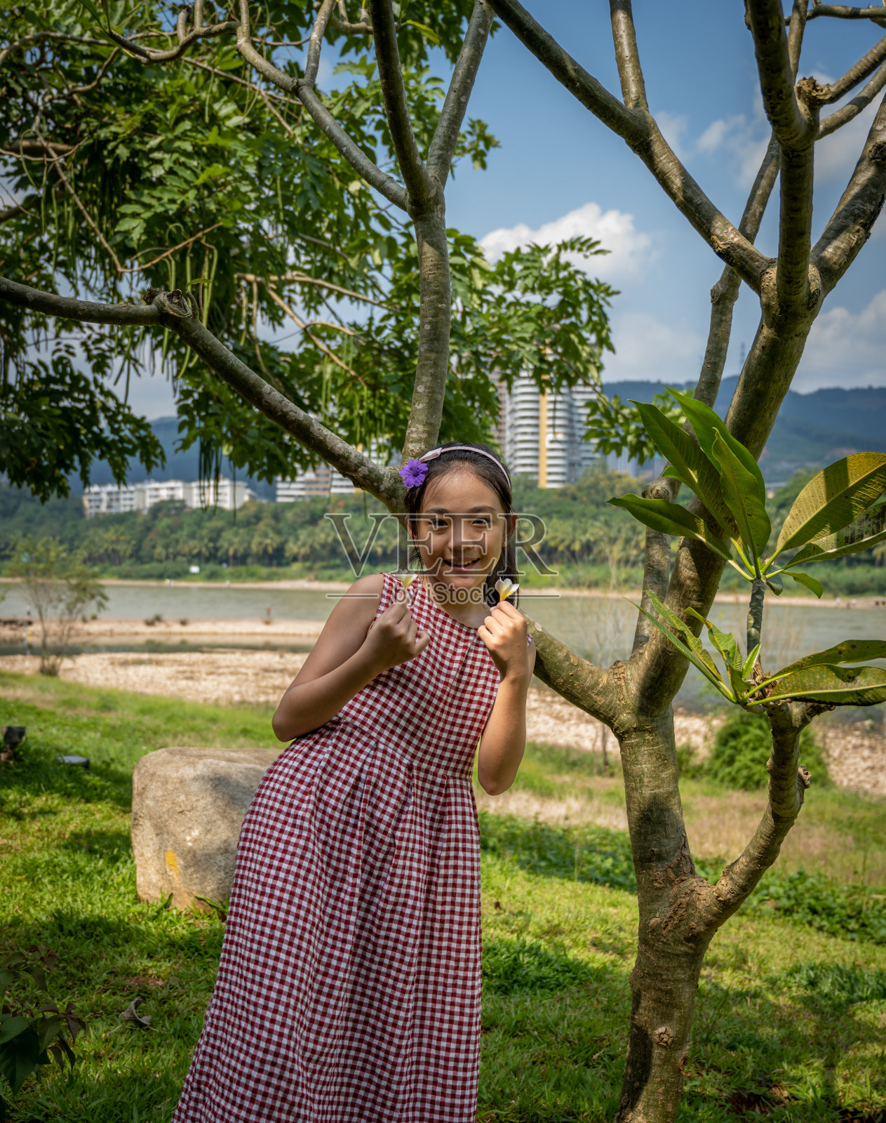 湄公河边一个亚洲女孩的照片照片摄影图片