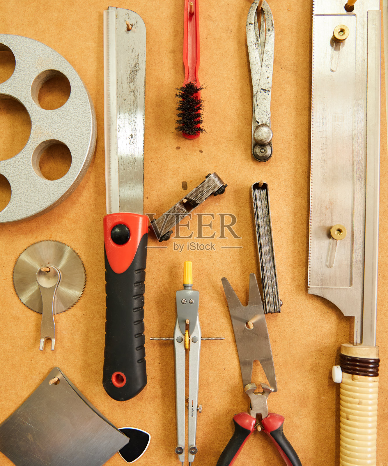 车间里制琴师不同工具的垂直照片照片摄影图片