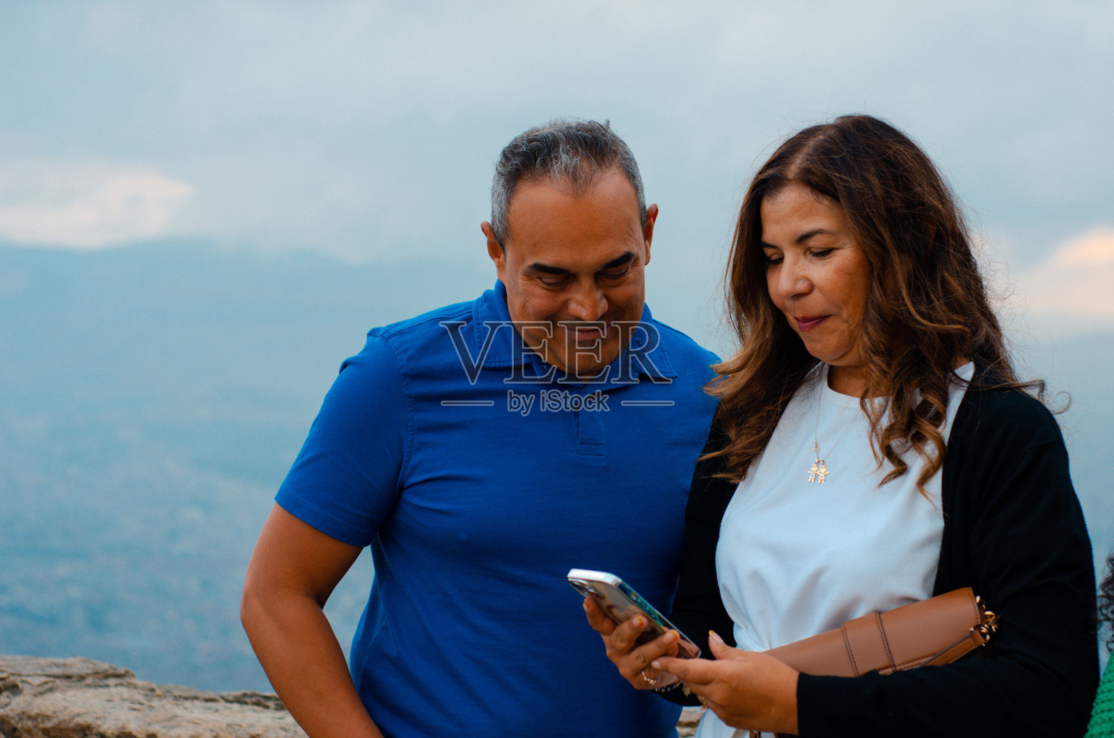 老年夫妇使用智能手机照片摄影图片