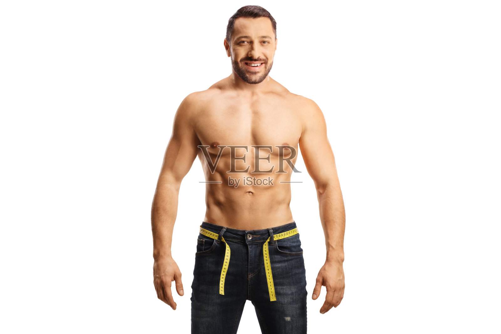 穿着牛仔裤，腰上缠着卷尺的赤裸上身男子照片摄影图片