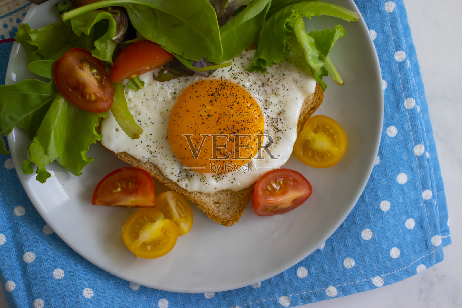 面包配煎蛋，西红柿，生菜照片摄影图片