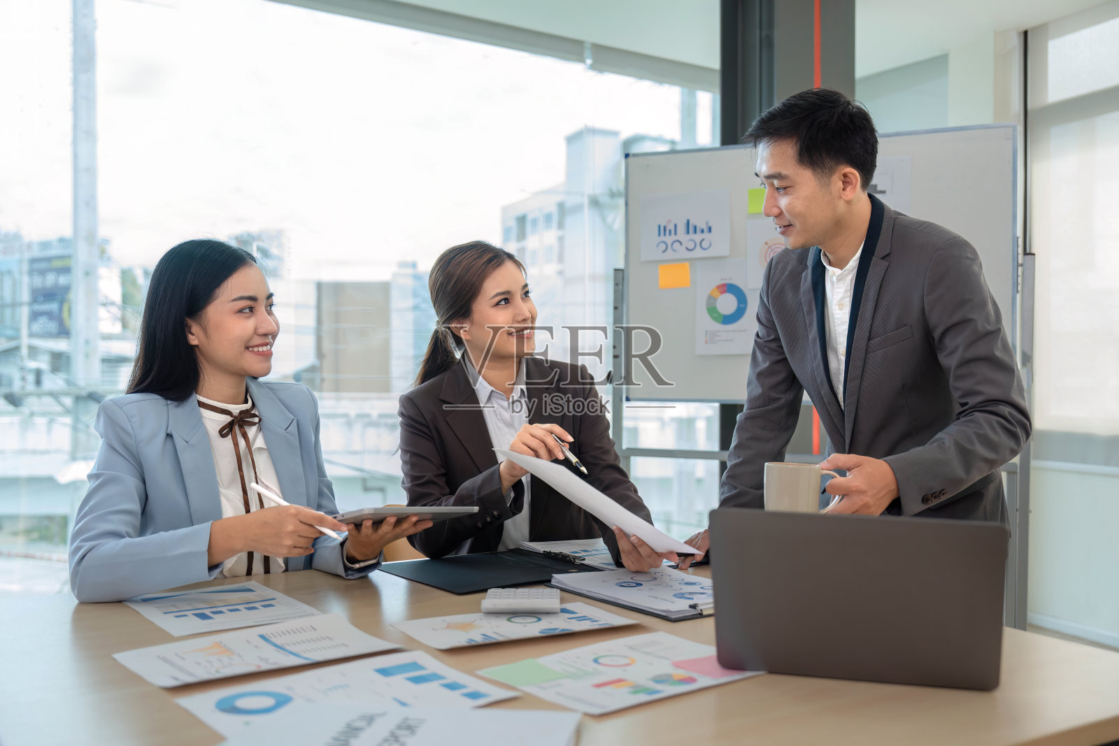 亚洲业务顾问会议，在会议室分析和讨论财务报告的情况。投资顾问、财务顾问和会计概念照片摄影图片