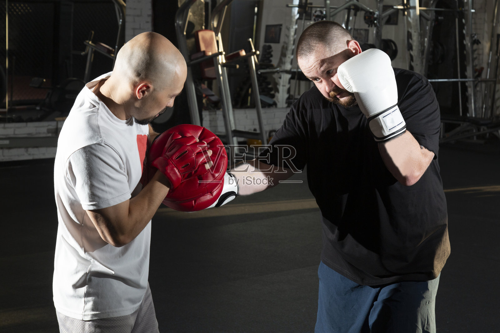 在体育馆进行拳击训练。照片摄影图片