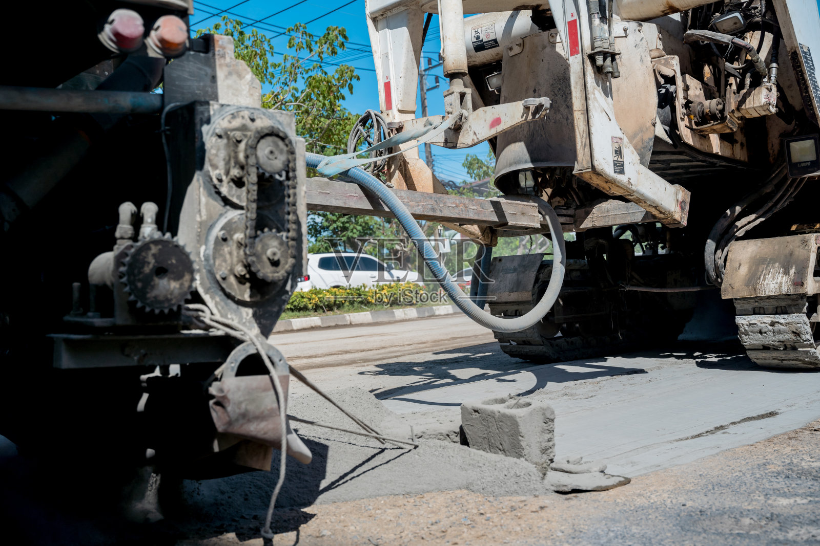压路机在新建的道路施工现场工作照片摄影图片