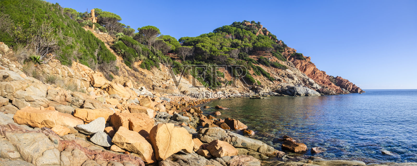 卡拉莫雷斯卡在阿尔巴塔克斯，撒丁岛东海岸的一个沿海村庄-意大利照片摄影图片