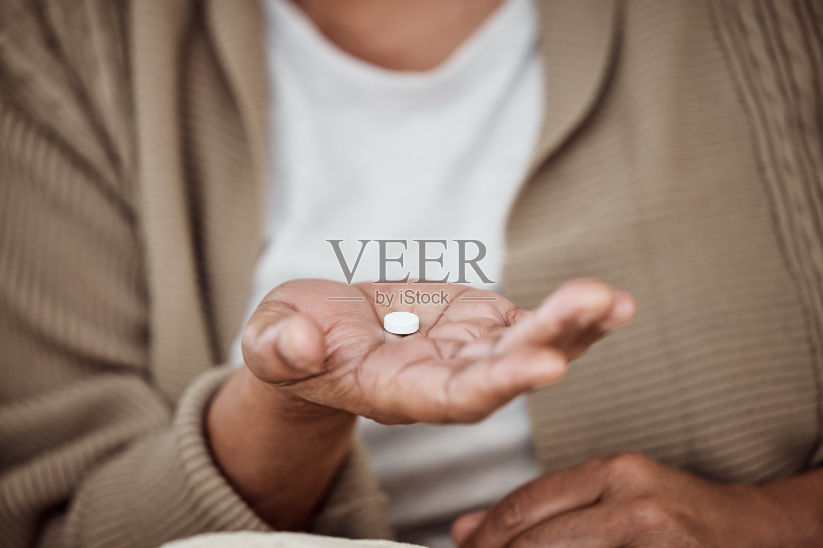 特写，女人和药丸与健康，药物和健康与恢复，愈合和发烧。Zoom，女人和女孩用药物治疗，生病和治疗疾病，生病和治疗感冒照片摄影图片