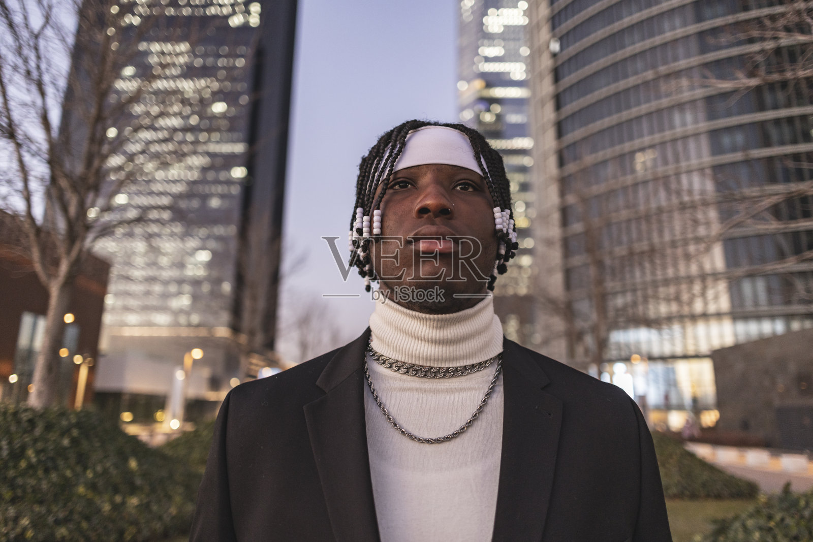 非洲人在夜间户外建筑背景照片摄影图片