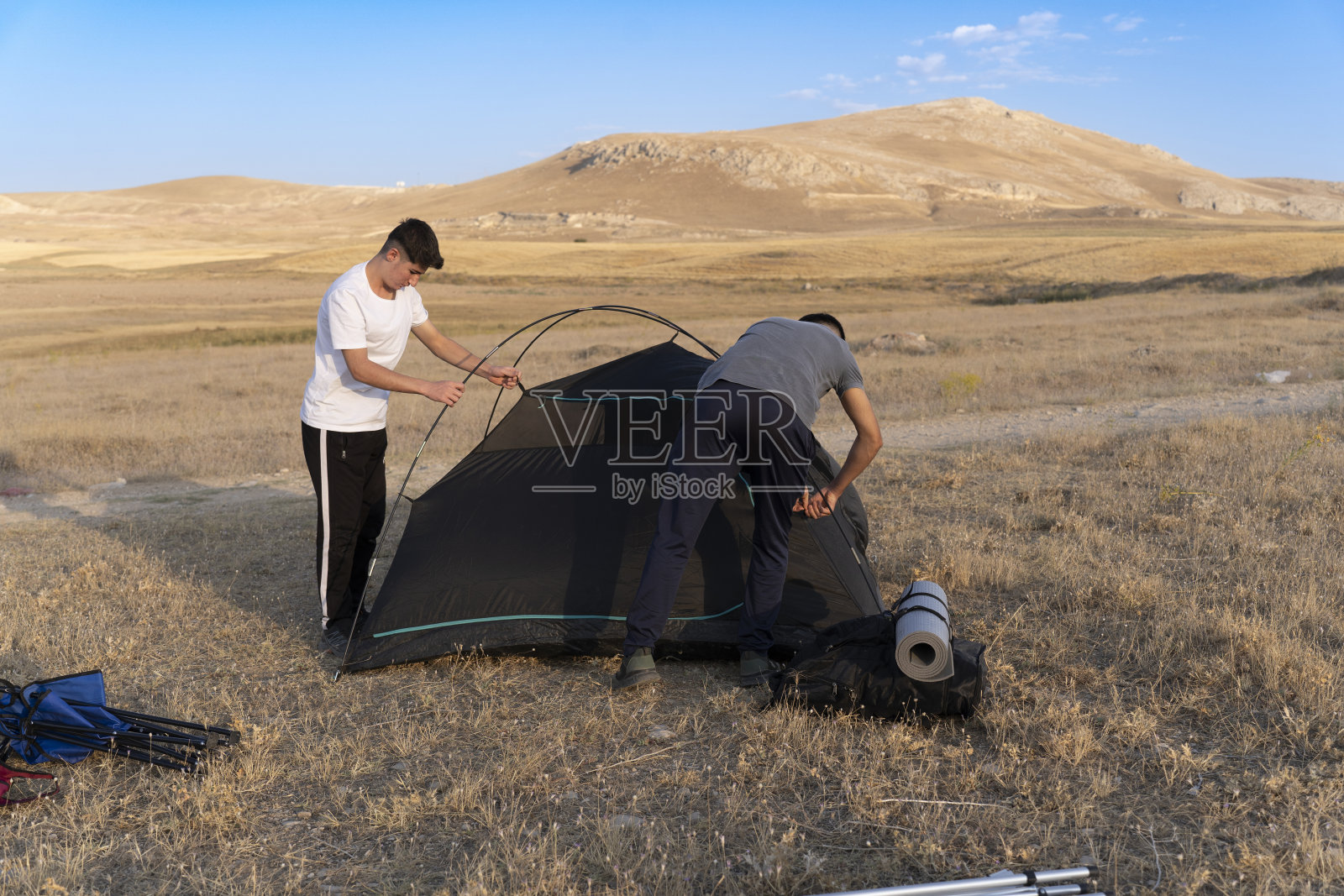 夏令营中的快乐年轻人：友谊、假期、露营和团结照片摄影图片