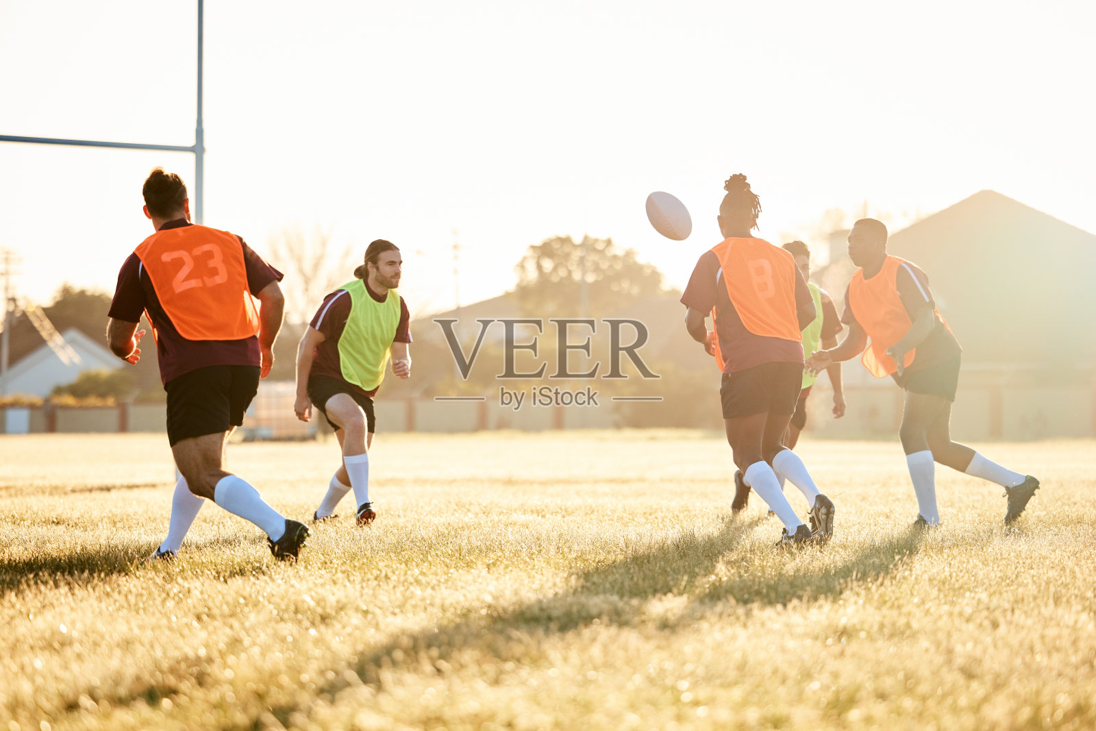 橄榄球，在比赛、比赛或训练中，男人们带着球在场上得分。在团队挑战中，运动、健身和球员在草地上用精力和技巧踢杆。照片摄影图片