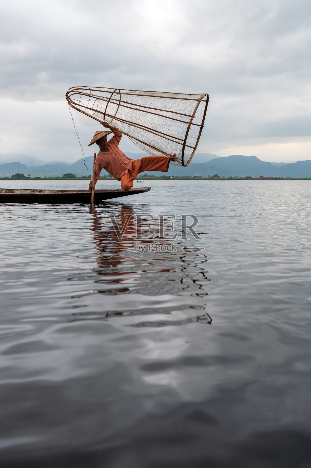 缅甸掸邦，因莱湖日出时的渔民照片摄影图片