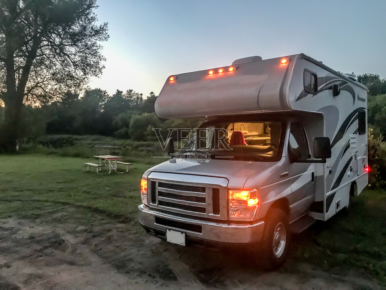 房车里的女人照片摄影图片