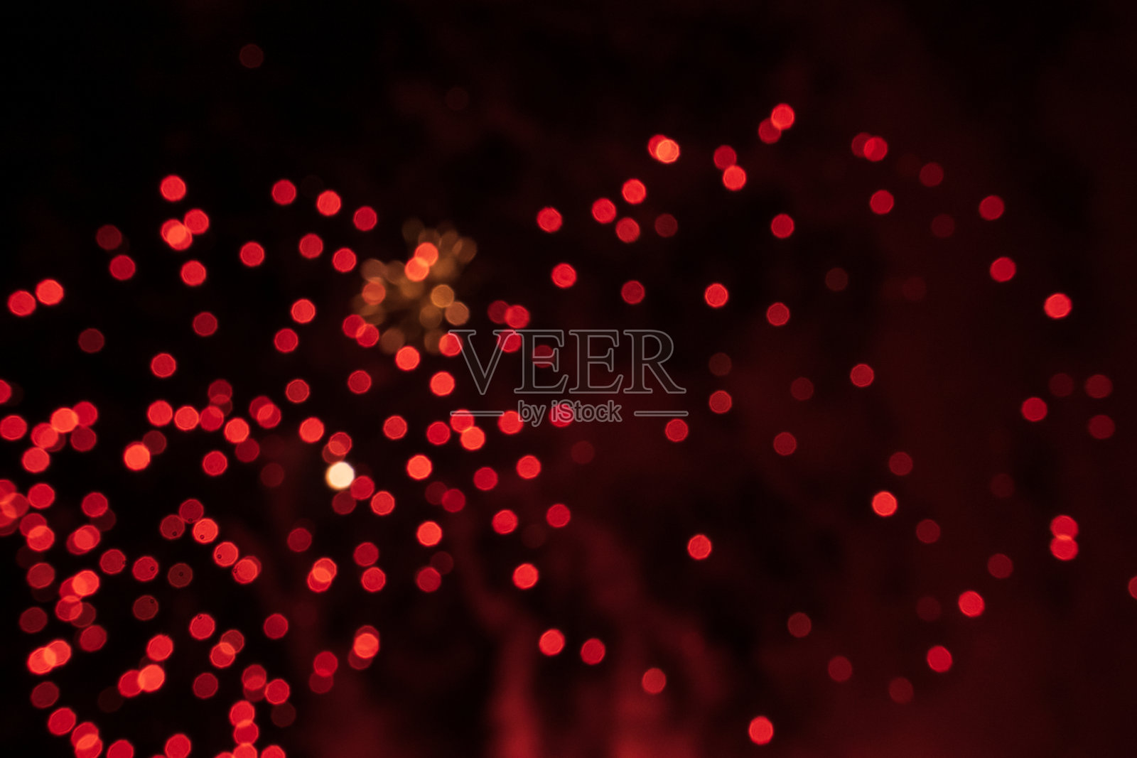 黑色天空背景上五颜六色的烟花照片摄影图片